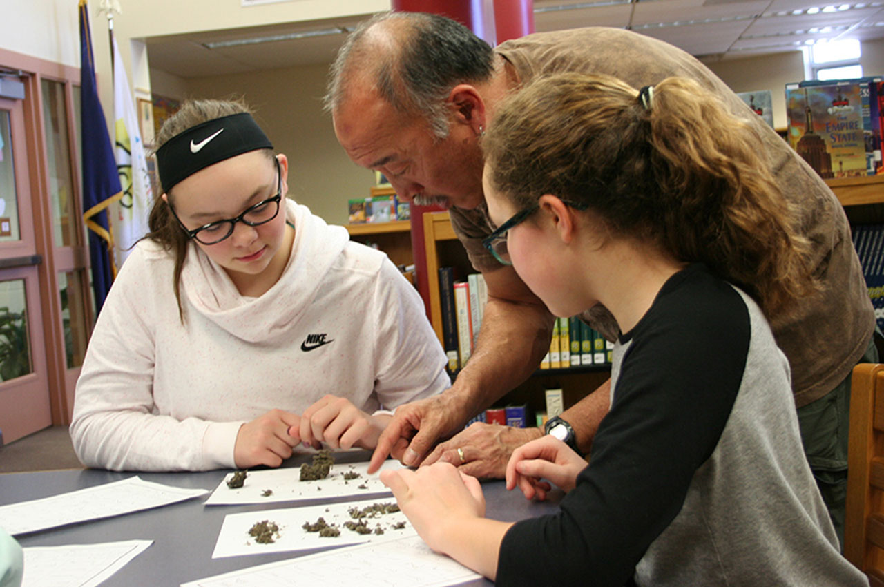 Guest Educator Teaches Students About Ecology
